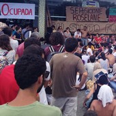 UFSC promete alterar entrada de polícia   (Alunos ocupam reitoria da UFSC por  segurança (Alunos ocupam reitoria da UFSC e pedem segurança (Alunos ocupam reitoria da UFSC (Por segurança, alunos ocupam reitoria da UFSC (Alunos pedem segurança e ocupam 
reitoria da UFSC (Alunos ocupam 
reitoria da U)