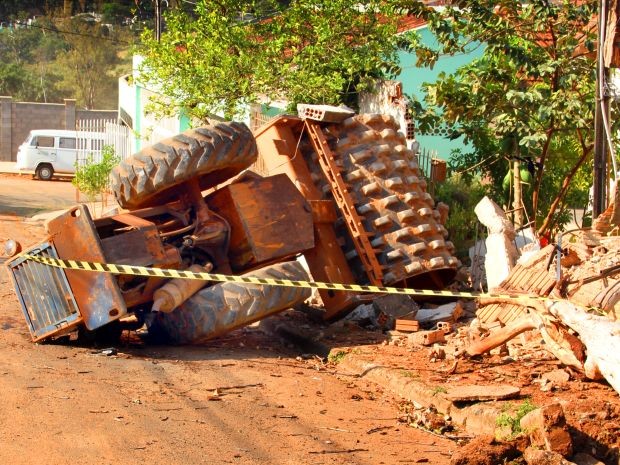 Trator teria perdido o freio (Foto: Paulo Cansini / Diário de Marília)