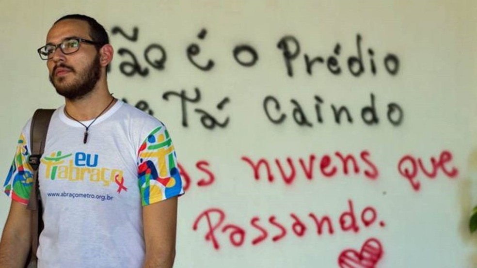 Lucas Patrick Machado convive com o HIV há três anos e desistiu de denunciar transmissão intencional por dificuldade de apuração  (Foto: Emanoele Daiane/BBC Brasil)