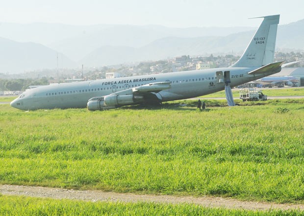 Avião da FAB nesta segunda-feira (27) no aeroporto de Porto Príncipe, no Haiti (Foto: Thony Belizaire/AFP)