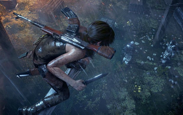 Lara Croft tem novas habilidades em 'Rise of the Tomb Raider'. Ela pode, por exemplo, subir em árvores e ficar de tocaia para os inimigos (Foto: Divulgação/Microsoft)