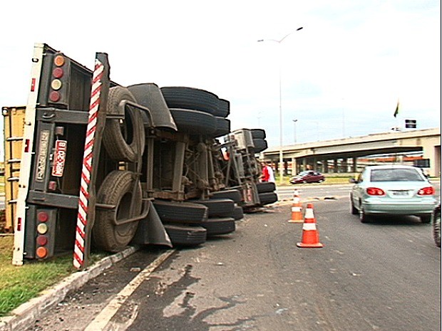 G1 Carreta Tomba Na Descida De Viaduto Em Vila Velha No ES