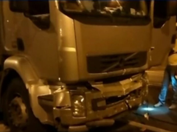 Motorista tentava atravessar pista quando o veículo foi atingido pelo caminhão. Rio Preto (Foto: Reprodução / TV TEM) Motorista tentava atravessar pista quando o veículo foi atingido pelo caminhão. Rio Preto (Foto: Reprodução / TV TEM)