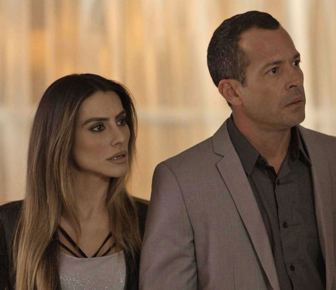Tamara também se surpreende ao saber que a namorada do irmão é a ex de Apolo (Foto: TV Globo)