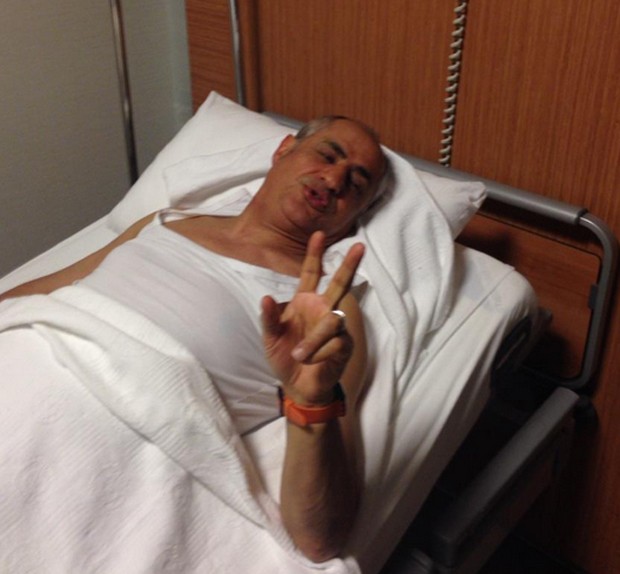 Deputado Musa Çam acena de cama de hospital, ao ser atendido após briga no Parlamento na Turquia (Foto: Reprodução/Twitter/muslimsarichp)