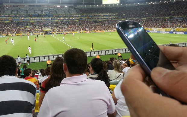 Celulares nao funcionam no Maracana espanha x taiti teste 2014 (Foto: Eduardo Peixoto) Celulares nao funcionam no Maracana espanha x taiti teste 2014 (Foto: Eduardo Peixoto)