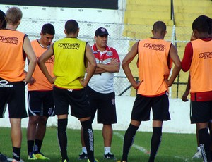 José Macena e jogadores do Paulista de Jundiaí (Foto: Divulgação/Paulista)