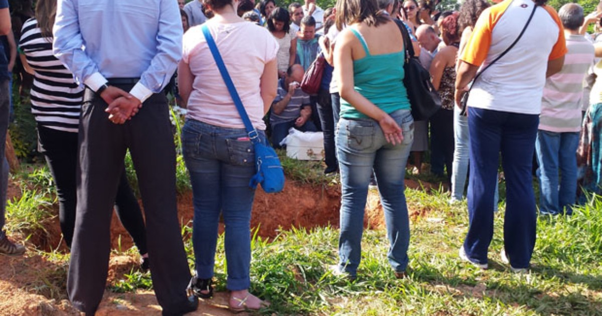 G1 Corpo Da Menina Que Morreu Em Carro é Enterrado Sob Forte Comoção Notícias Em Minas Gerais 6584