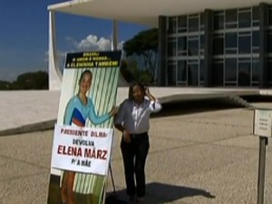 Mulher protesta no STF para tentar reaver filha (Reprodução / TV Globo)