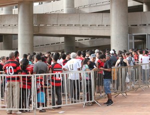 fila torcedores estádio Mané Garrincha (Foto: Fabrício Marques)