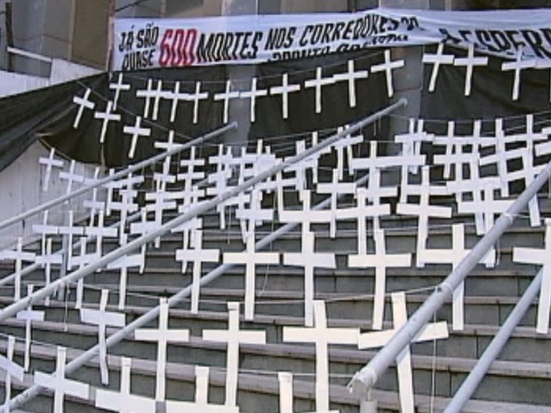 Cerca de 600 cruzes foram colocadas na fachada, além de velas e caixão (Foto: Reprodução/TV Tem)