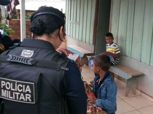 Policiais entregaram presentes para menino e irmãos (Foto: Adriano Neves/Arquivo pessoal)
