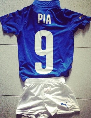 Balotelli mostra uniforme da filha (Foto: Instagram)