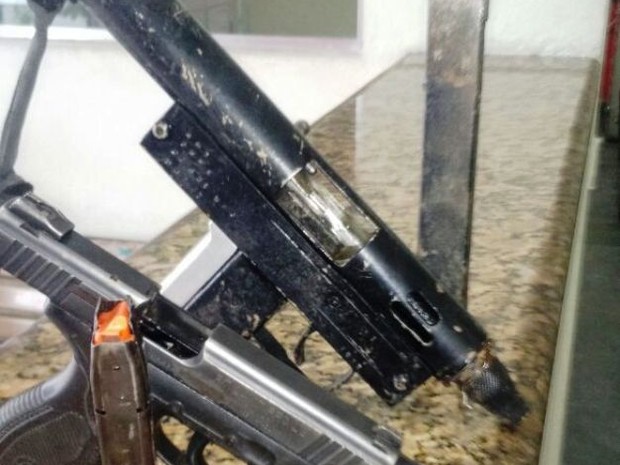 Armas foram encontradas com foragido da Justiça (Foto: Divulgação/Polícia Militar)