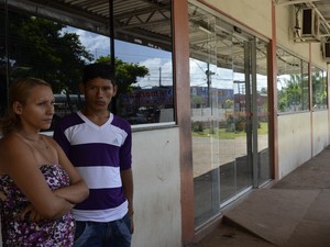 Pais da criança em frente ao Hospital de Emergências aguardando liberação de leito da UTI (Foto: Graziela Miranda/G1)