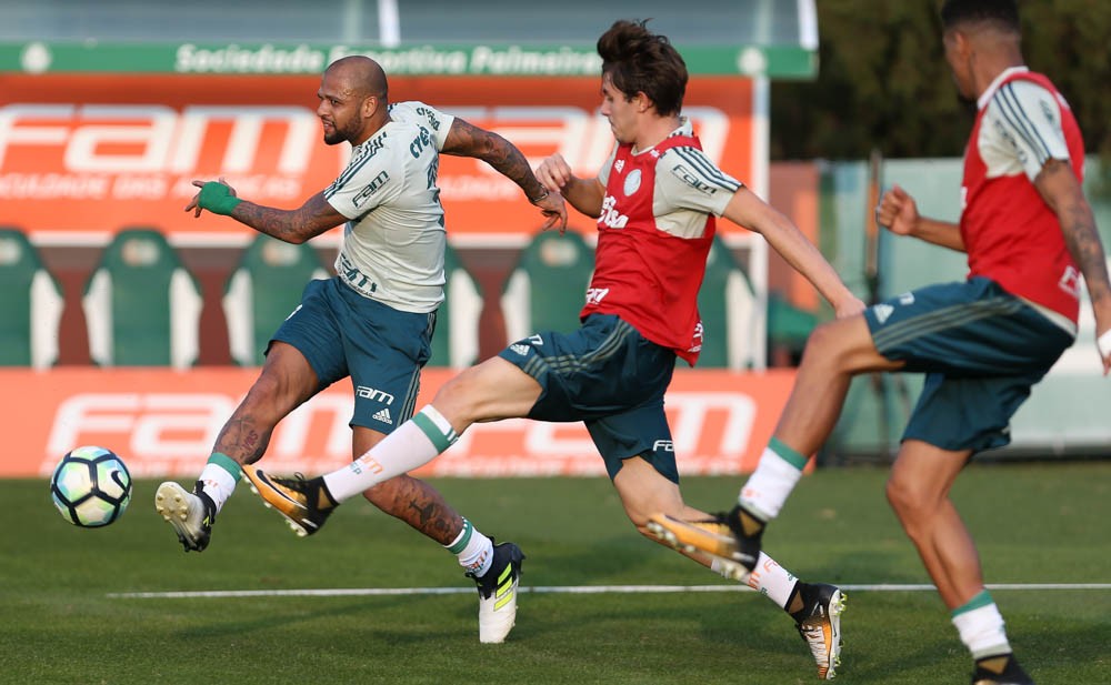 Desfalque no meio de campo abre espaço para Felipe Melo voltar ao Palmeiras