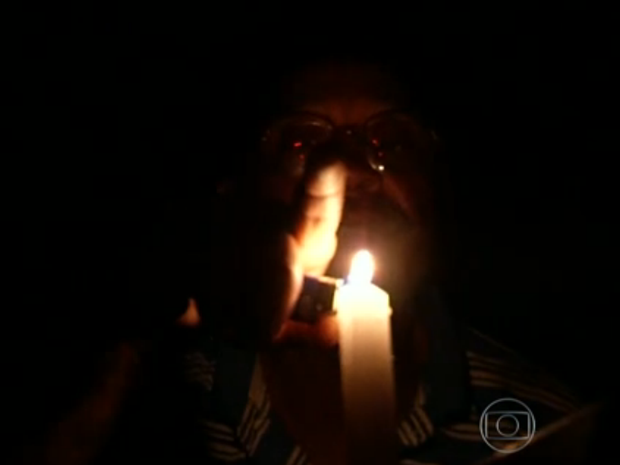 Escola não tem energia elétrica; professor usa vela para iluminar (Foto: Reprodução/Bom Dia Brasil)