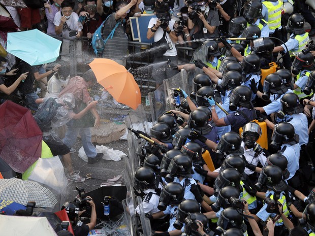 Polícia usa spray de pimenta contra manifestantes em Hong Kong (Foto: AP)