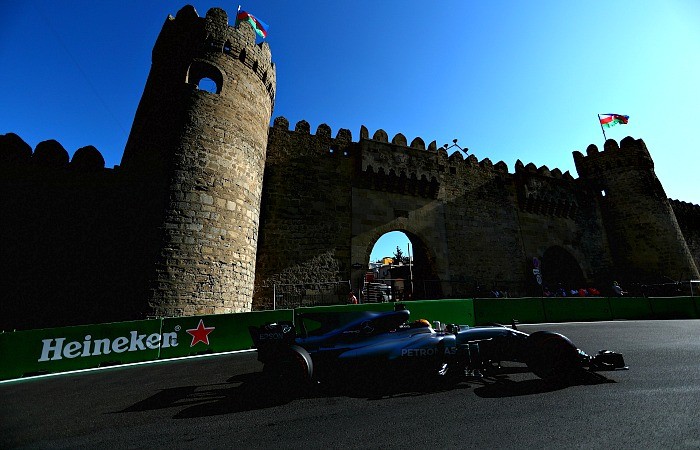 Lewis Hamilton é pole do GP do Azerbaijão