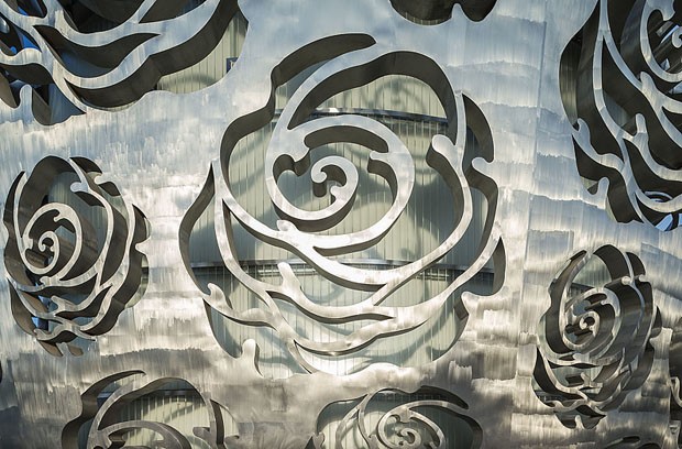 Museu dedicado a rosas em Pequim ganha fachada metálica desenhada (Foto: Xiao Kaixiong/Divulgação) Museu dedicado a rosas em Pequim ganha fachada metálica desenhada (Foto: Xiao Kaixiong/Divulgação)