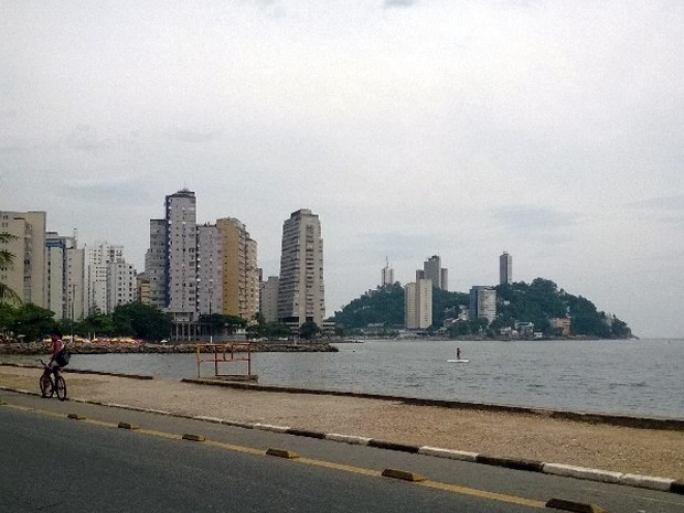 Após dia mais quente do ano, chuva chega para refrescar no litoral de SP (Foto: Carlos Abelha/TV Tribuna)