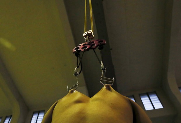 Eventos de suspensão corporal fazem sucesso em feiras de tatuagem pelo mundo (Foto: Rodrigo Garrido/Reuters)