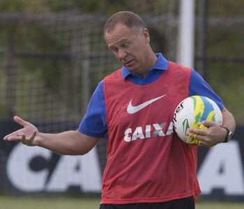 Sem poupar na Copa do Brasil, Mano brinca: ‘Aqui também é trabalho’