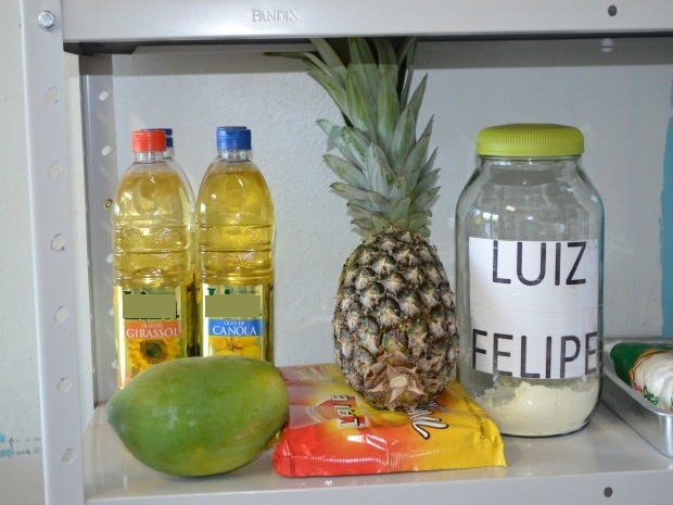 Alimentos para a preparação da merenda de Luiz são comprados separadamente (Foto: Magda Oliveira/G1)