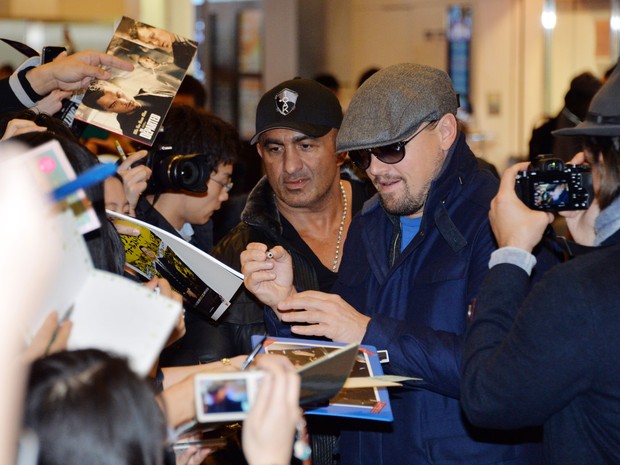 Leonardo DiCaprio atende fãs em aeroporto em Tóquio, no Japão (Foto: Yoshikazu Tsuno/ AFP)