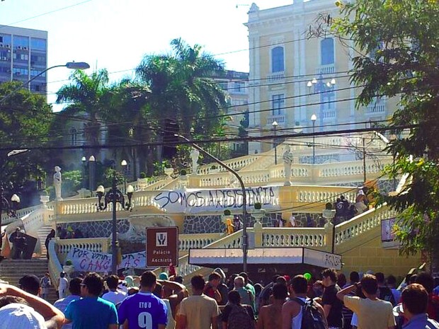 Manifestantes em frente ao Palácio Anchieta. (Foto: Mariana Perim / G1 ES)