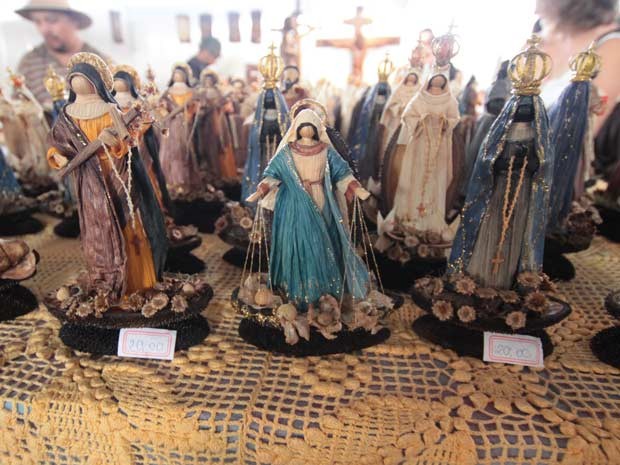 Imagens de Nossa Senhora e outros santos feitos de palha (Foto: Arquivo/Ardilhes Moreira/G1)
