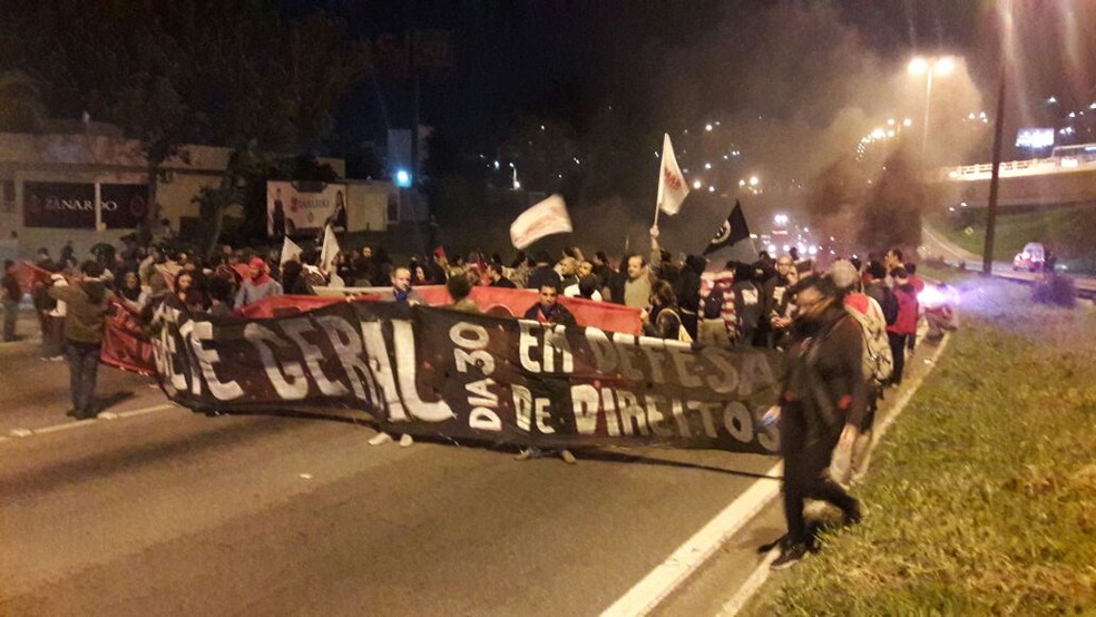 Manifestantes fecharam a Via Expressa no início da manhã (Foto: Graciela Fell/Divulgação)