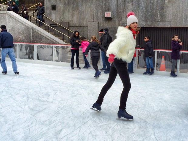 Luciana Gimenez patina em Nova York, nos Estados Unidos (Foto: Facebook/ Reprodução)