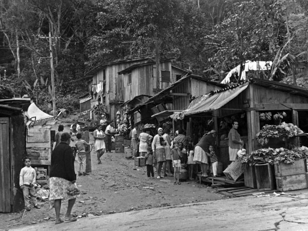 Favela da Rocinha, em São Conrado. Feira livre e casas. 1969. 