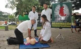 Estudantes ensinam massagem cardiaca à população (Foto: Fernando Madeira/ A Gazeta)