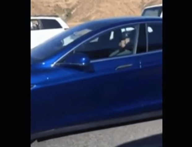Vídeo mostra motorista dormindo enquanto Tesla se move sozinho do engarrafamento (Foto: Reprodução/YouTube)