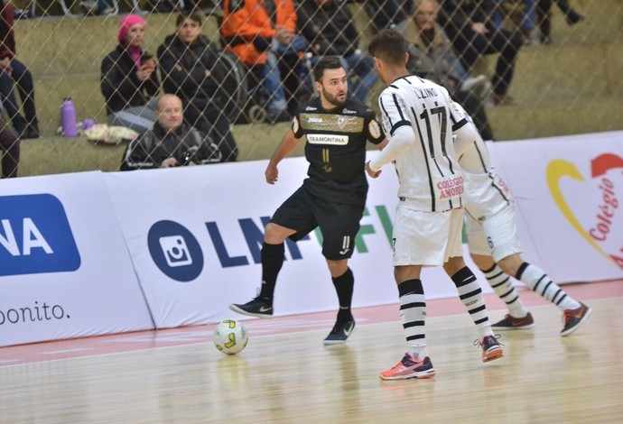Carlos Barbosa vira para cima do Corinthians e dorme na vice-liderança