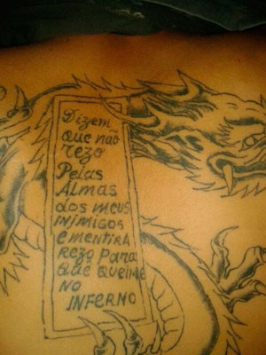 Mensagem foi tatuada nas costas de suspeito de 18 anos preso em Macaíba, RN (Foto: Delegado Normando Feitosa)