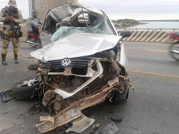 Acidente entre carro e caminhão deixa uma vítima na Ponte Eurico Gaspar Dutra (Foto: Divulgação/ PRF)