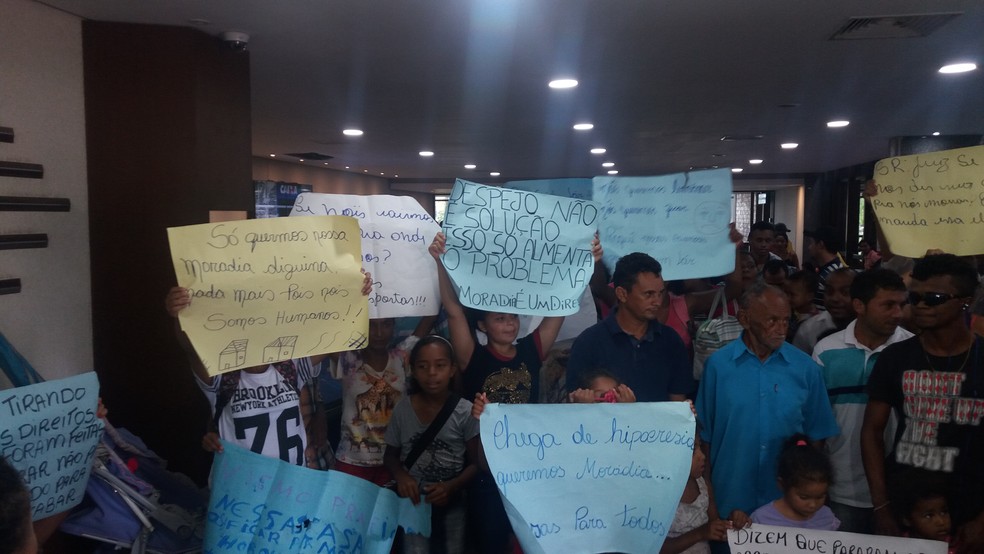 Com faixas e cartazes, famílias protestaram em Palmas (Foto: Antoniel Silva/TV Anhanguera)