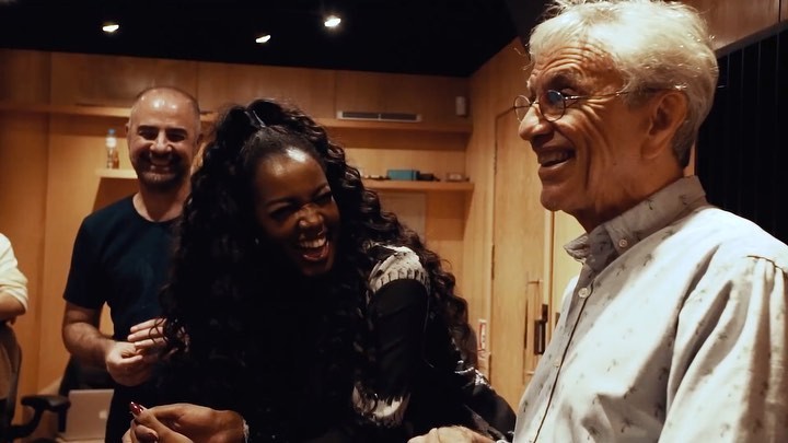 Caetano e Iza na regravação de Divino Maravilhoso (Foto: Reprodução/Instagram) Caetano e Iza na regravação de Divino Maravilhoso (Foto: Reprodução/Instagram)