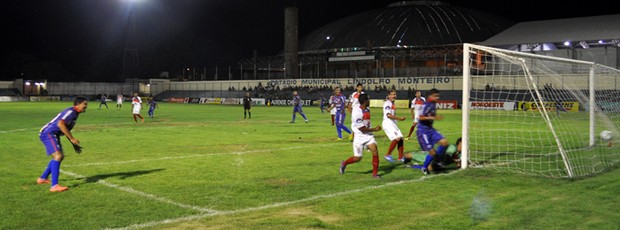 Piauí e Barras pela quarta rodada do Campeonato Piauiense (Foto: Renan Morais/GLOBOESPORTE.COM)