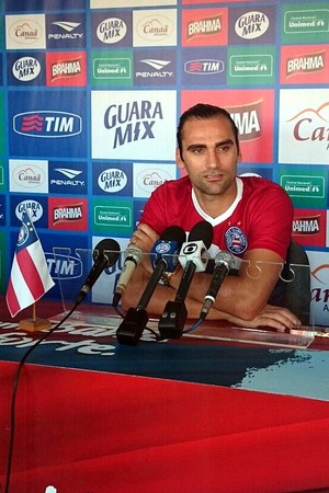 Atacante Léo Gamalho durante entrevista no Fazendão (Foto: Eric Luis Carvalho)