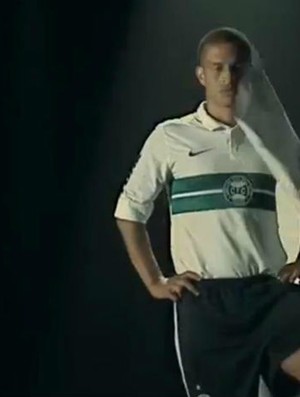 Vídeo promocional apresenta Alex como uma estátua, antes do amistoso de estreia (Foto: Reprodução / Youtube)