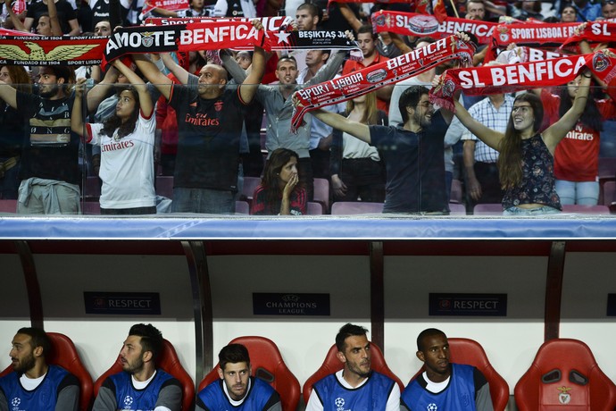 Torcedores do Benfica sobre o banco do Besiktas com Anderson Talisca (Foto: PATRICIA DE MELO MOREIRA / AFP)