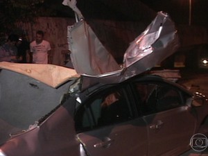 Carro onde estava a filha do cantor Giovani após acidente (Foto: Reprodução TV Globo) Carro onde estava a filha do cantor Giovani após acidente (Foto: Reprodução TV Globo)