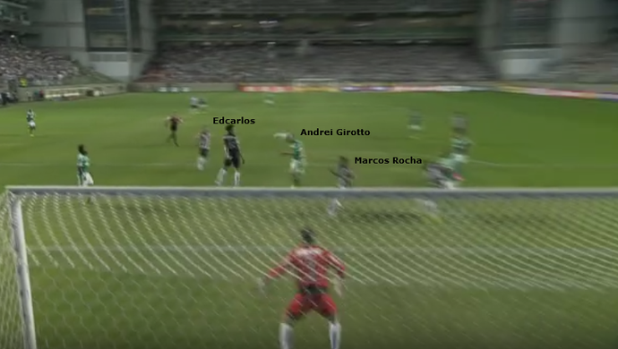 Andrei Girotto sobe entre Edcarlos e Marcos Rocha para marcar o gol do Palmeiras (Foto: Reprodução/Premiere)