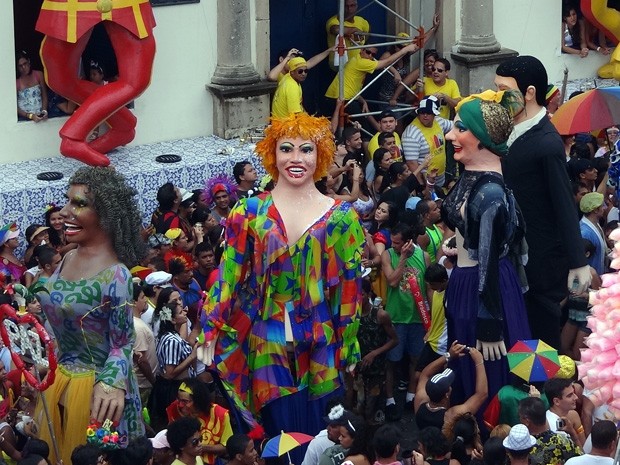 Na terça-feira de carnaval, aproximadamente 100 bonecos gigantes desfilam por Olinda. (Foto: Katherine Coutinho / G1)
