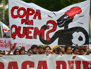 protestos maracanã arquibancada espanha x brasil clima (Foto: AFP)