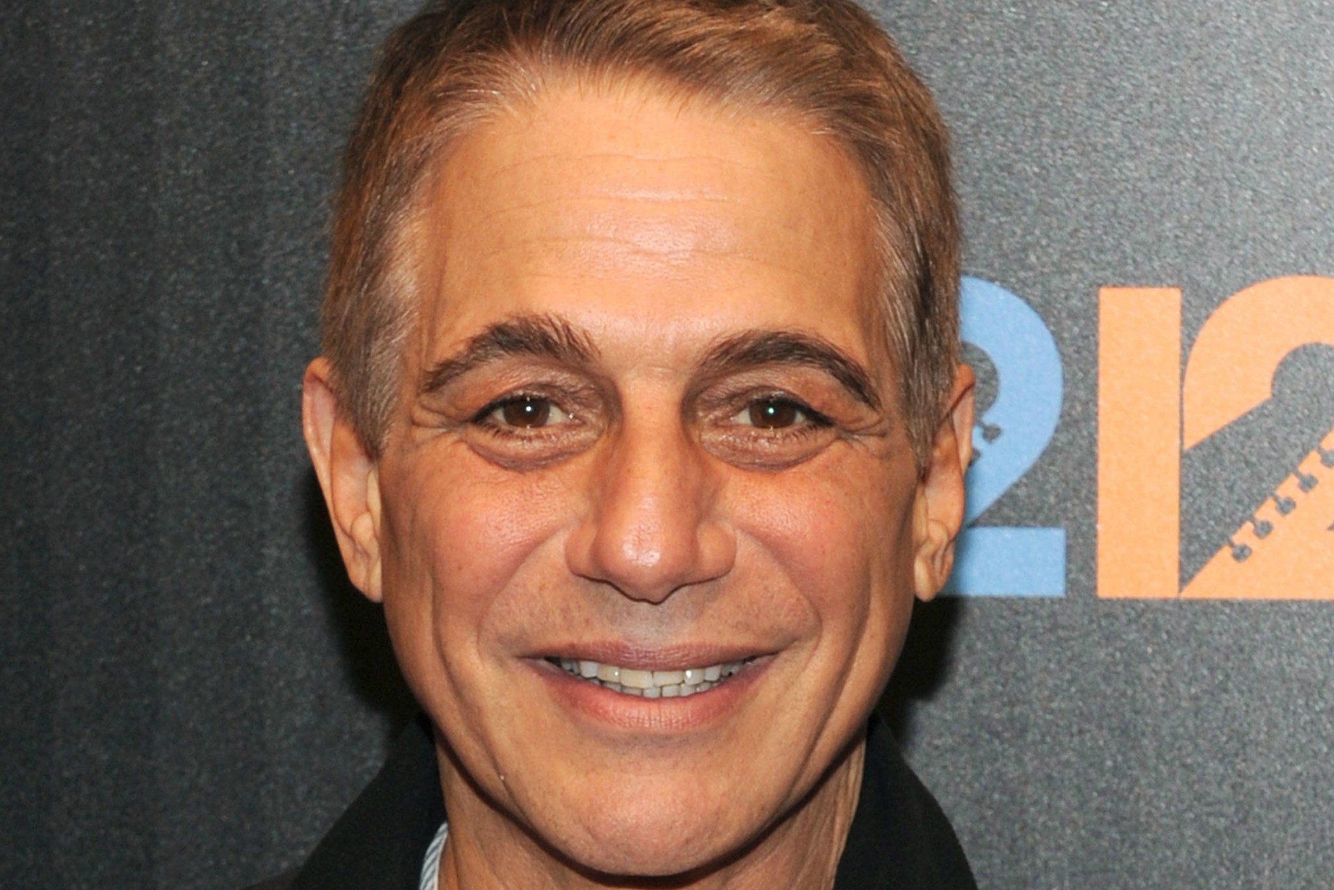 O ator Tony Danza decidiu virar professor em uma escola por um ano letivo e escrever um livro a respeito. O diretor o chamou de volta para o posto, mas o artista de 62 anos disse que 12 meses foram suficientes. (Foto: Getty Images)